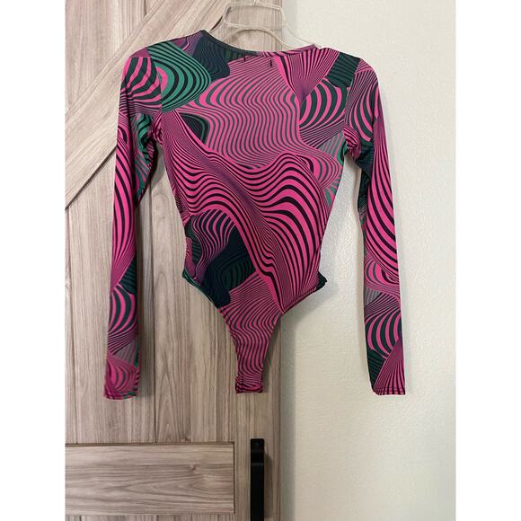 NWT Pretty little things pink print slinky cross front bodysuit size 0 - Picture 7 of 9